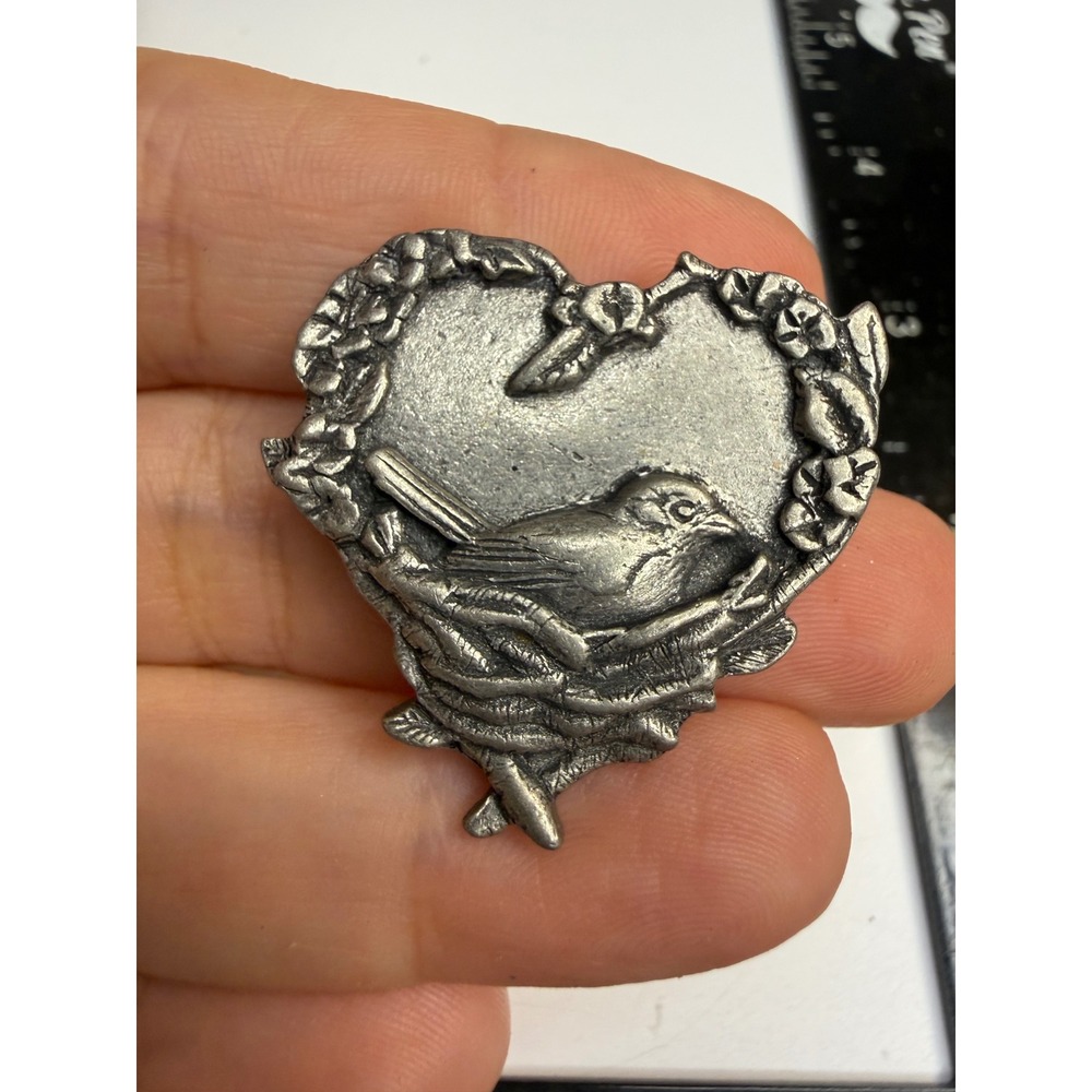 Birds & Blooms 2004 Bird Nest Heart Wreath Silver Tone Pewter Collector Pin